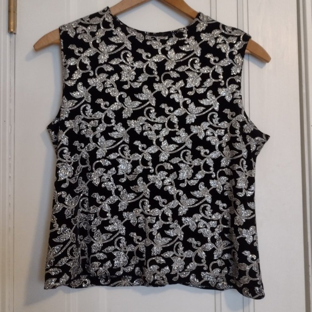 Elegant in Floral-themed Sleeveless Blouse